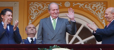 El Rey Juan Carlos saluda en su última Corrida de la Beneficencia como Rey de España