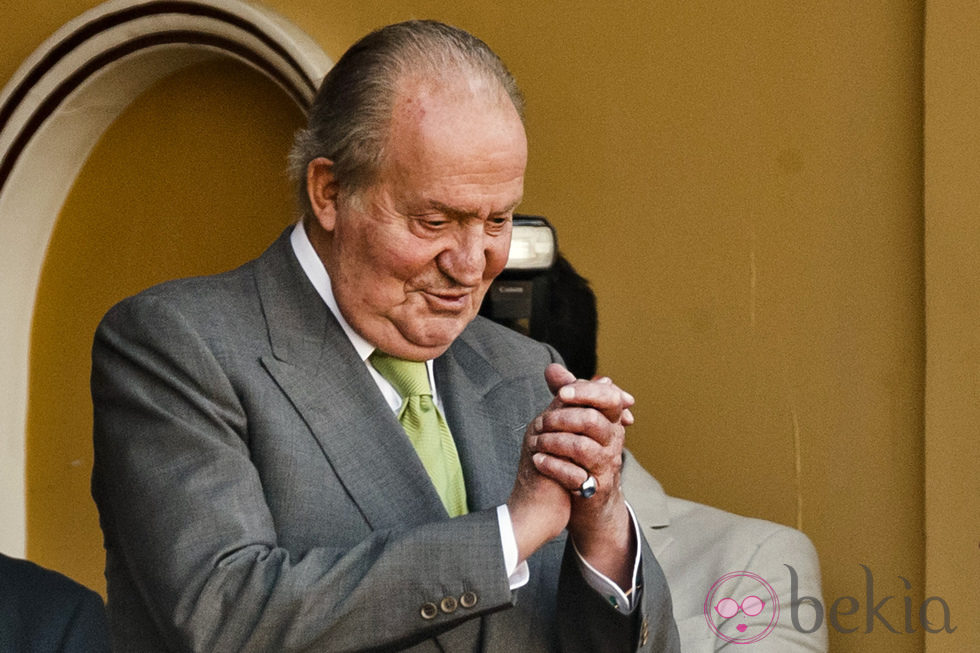 El Rey Juan Carlos agradece los aplausos en la Corrida de la Beneficencia 2014