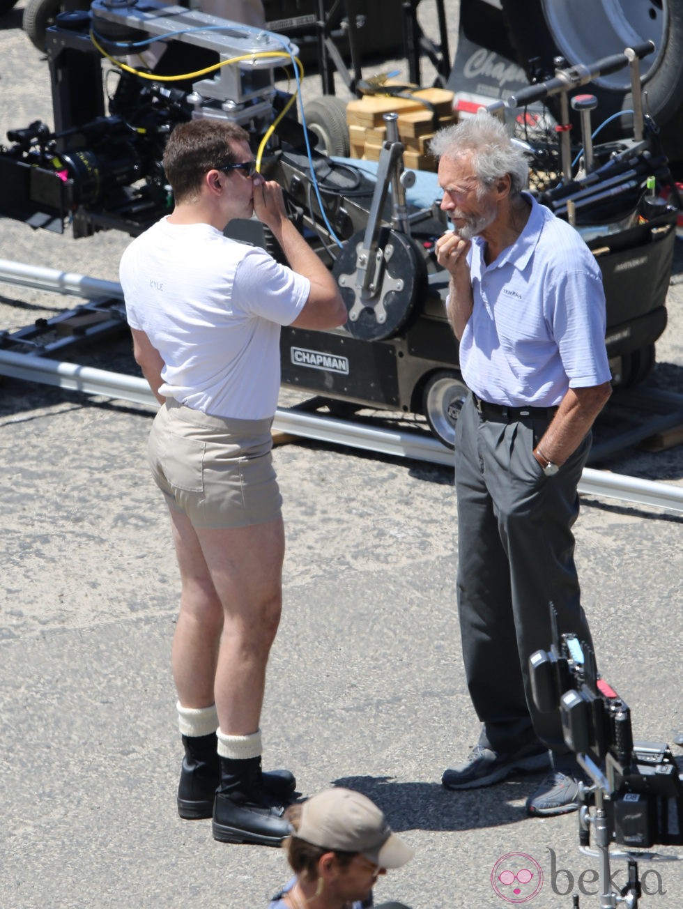 Bradley Cooper conversa con Clint Eastwood en el rodaje de 'American Sniper'