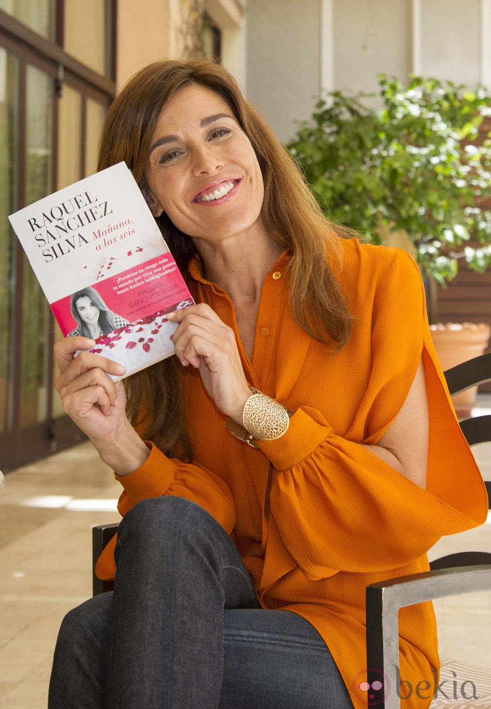 Raquel Sánchez Silva posa orgullosa con un ejemplar de su primera novela