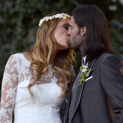 Elisabeth Reyes y Sergio Sánchez se dan un beso el día de su boda