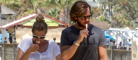 Amaia Salamanca y Rosauro Varo se toman un helado en Marbella