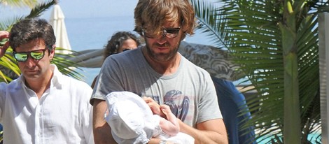 Rosauro Varo con su hija Olivia en brazos en Marbella