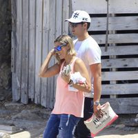 Maxi Iglesias con su novia en Ibiza
