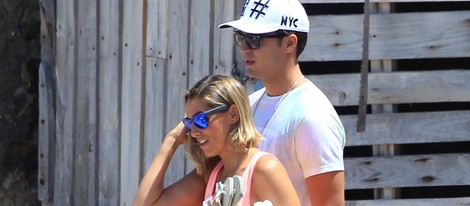 Maxi Iglesias con su novia en Ibiza