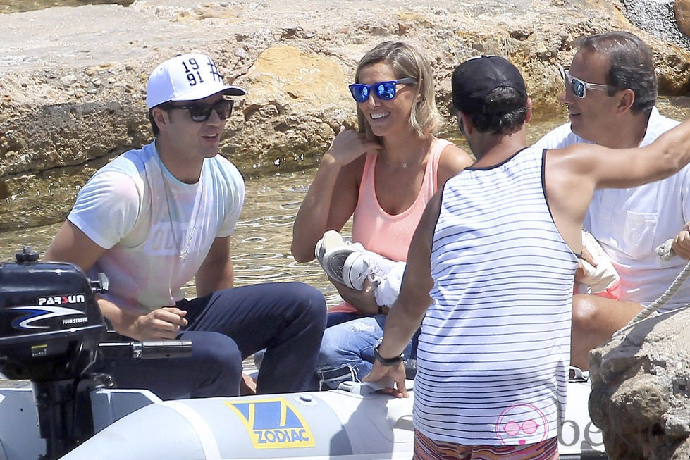 Maxi Iglesias con su novia en una lancha en Ibiza