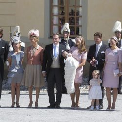La Princesa Leonor de Suecia con sus padres y padrinos en su bautizo
