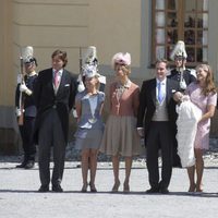 La Princesa Leonor de Suecia con sus padres y padrinos en su bautizo