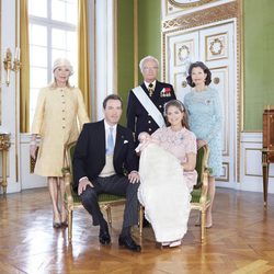 Leonor de Suecia con sus padres y abuelos en su bautizo