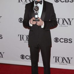 Neil Patrick Harris con su galardón en los Premios Tony 2014