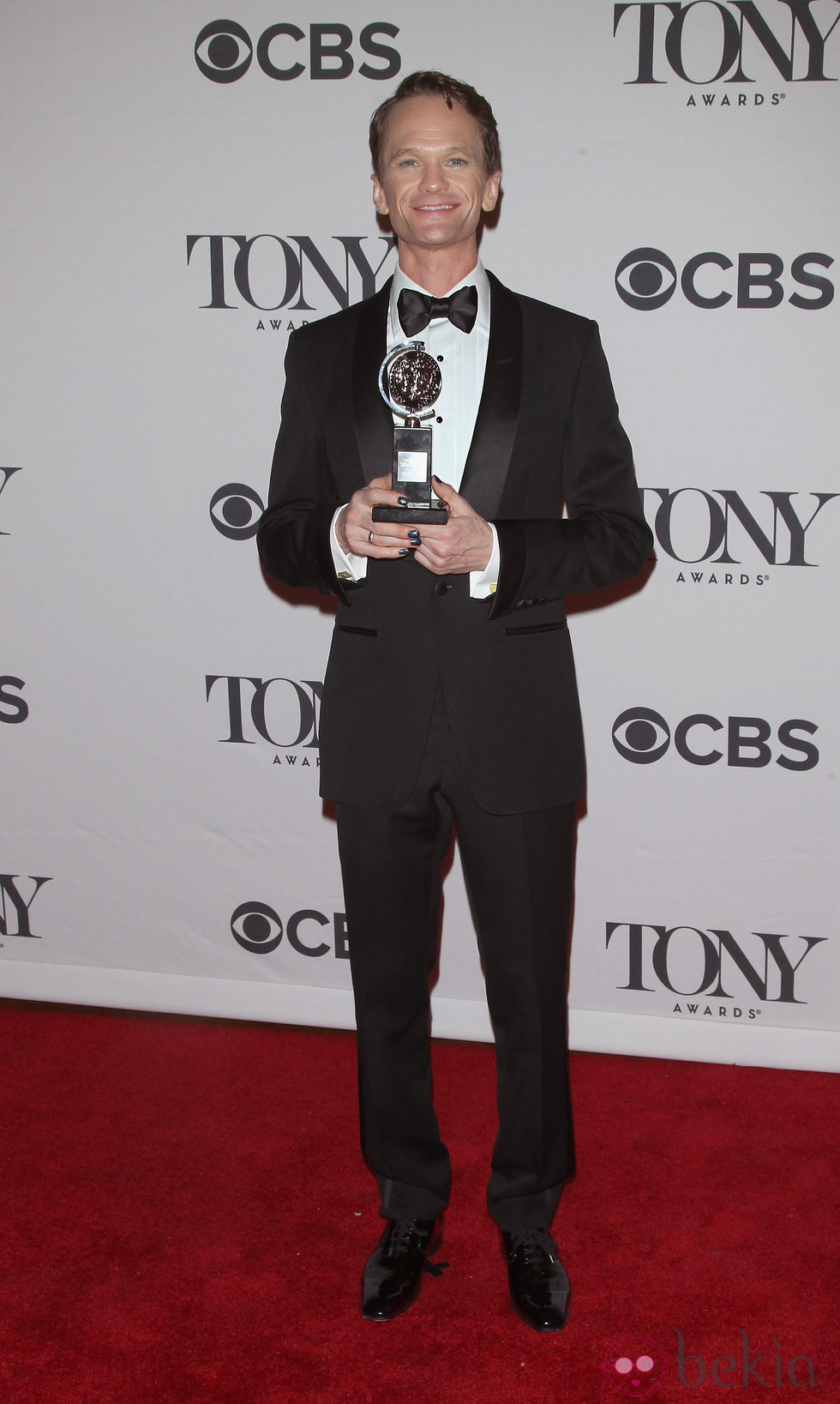 Neil Patrick Harris con su galardón en los Premios Tony 2014