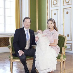 Magdalena de Suecia y Chris O'Neill con la Princesa Leonor en su bautizo
