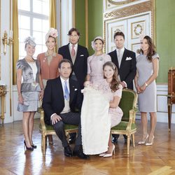 La Princesa Leonor de Suecia con Magdalena de Suecia y Chris O'Neill y sus padrinos en su bautizo