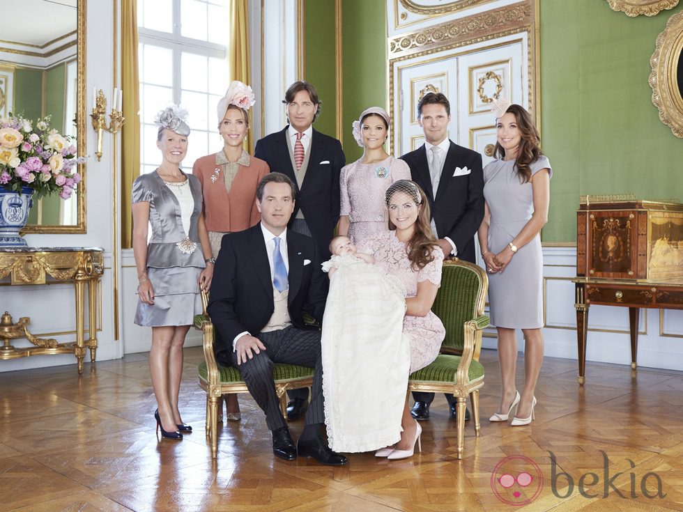 La Princesa Leonor de Suecia con Magdalena de Suecia y Chris O'Neill y sus padrinos en su bautizo