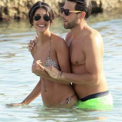 Noelia López con su novio Carlos en las playas de Ibiza