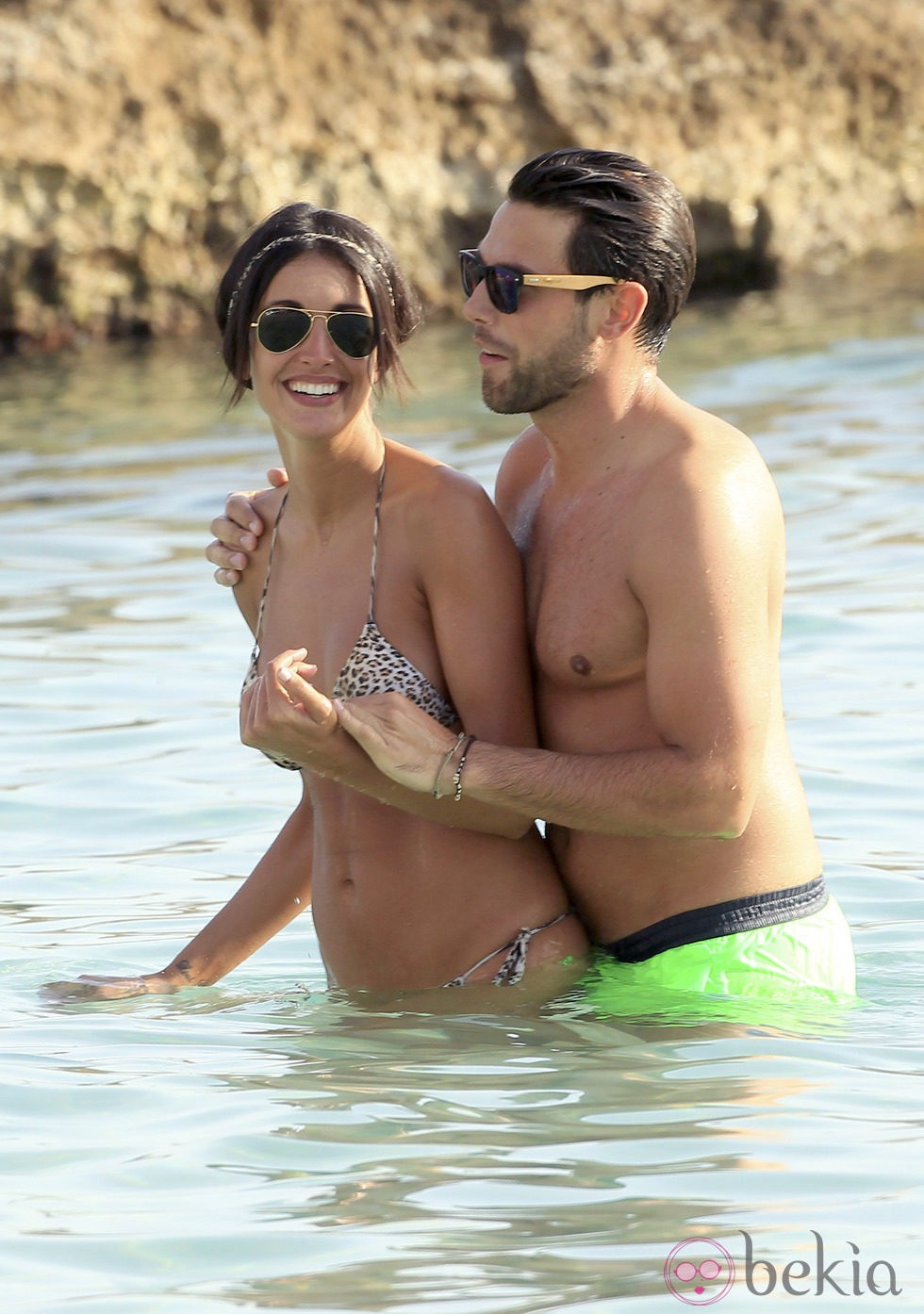 Noelia López con su novio Carlos en las playas de Ibiza