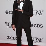 Bryan Cranston enseña su galardón en los Premios Tony 2014