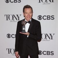Bryan Cranston enseña su galardón en los Premios Tony 2014