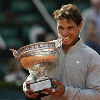 Rafa Nadal muerde el trofeo que le acredita como campeón de Roland Garros 2014