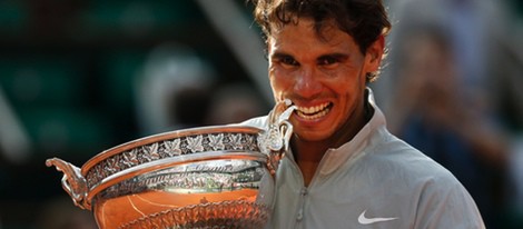 Rafa Nadal muerde el trofeo que le acredita como campeón de Roland Garros 2014