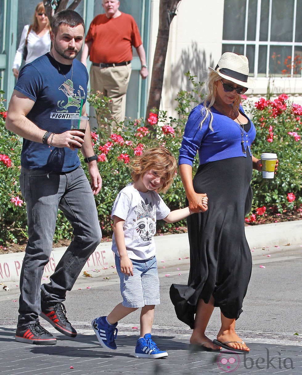 Christina Aguilera y Matthew Rutler con su hijo Max en Los Angeles