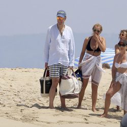 Jaime de Marichalar con unas amigas en las playas de Ibiza