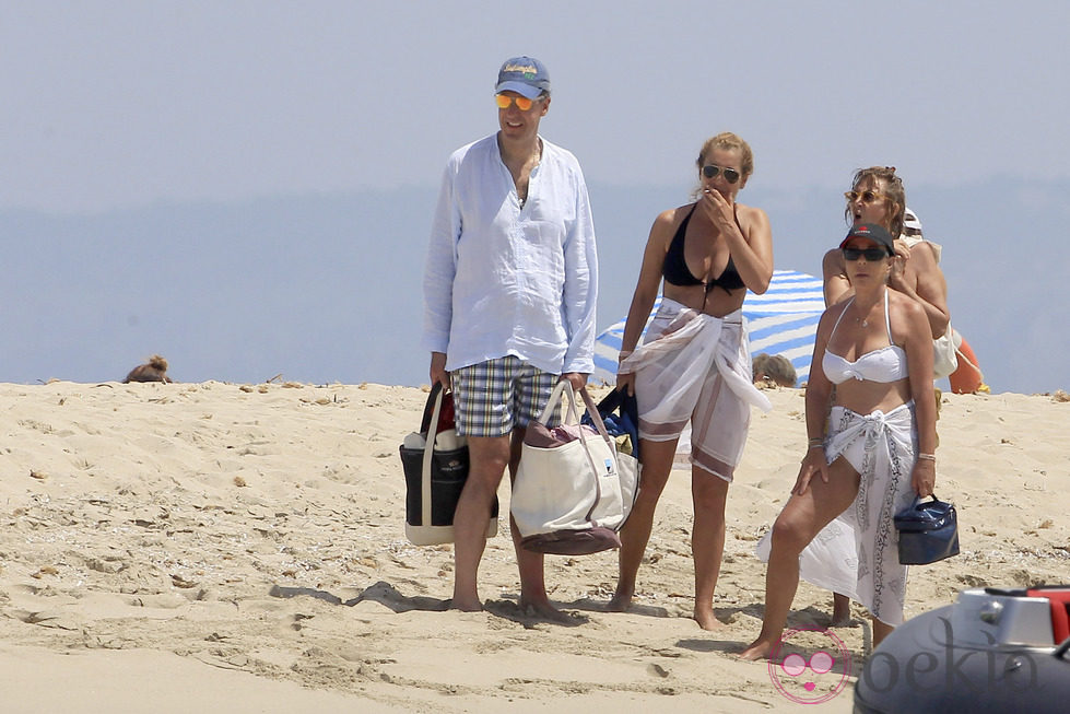 Jaime de Marichalar con unas amigas en las playas de Ibiza