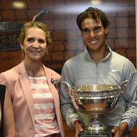 Rafa Nadal posando con la Infanta Elena tras ganar Roland Garros 2014