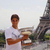 Rafa Nadal posando con su noveno Roland Garros frente a la Torre Eiffel