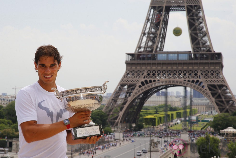 Rafa Nadal posando con su noveno Roland Garros frente a la Torre Eiffel