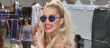 Rita Ora haciendo el signo de la victoria tras su ruptura con Calvin Harris