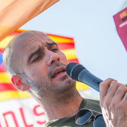Pep Guardiola leyendo un manifiesto en favor del derecho a decidir de Cataluña