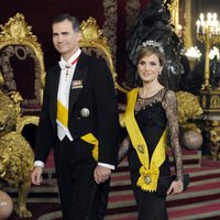Los Príncipes Felipe y Letizia en la cena de gala al presidente de México y su esposa en el Palacio Real
