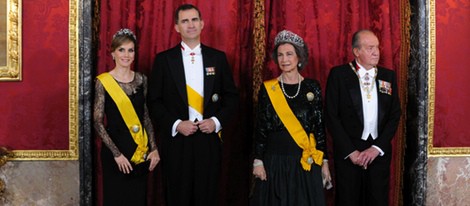 Los Reyes y los Príncipes Felipe y Letizia en la cena de gala al presidente de México y su esposa