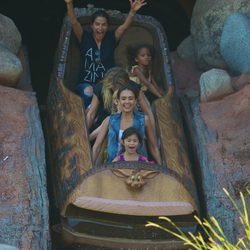 Jessica Alba celebra el cumpleaños de su hija en Disneyland