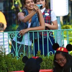 Jessica Alba le hace una fotografía a su hija en Disneyland
