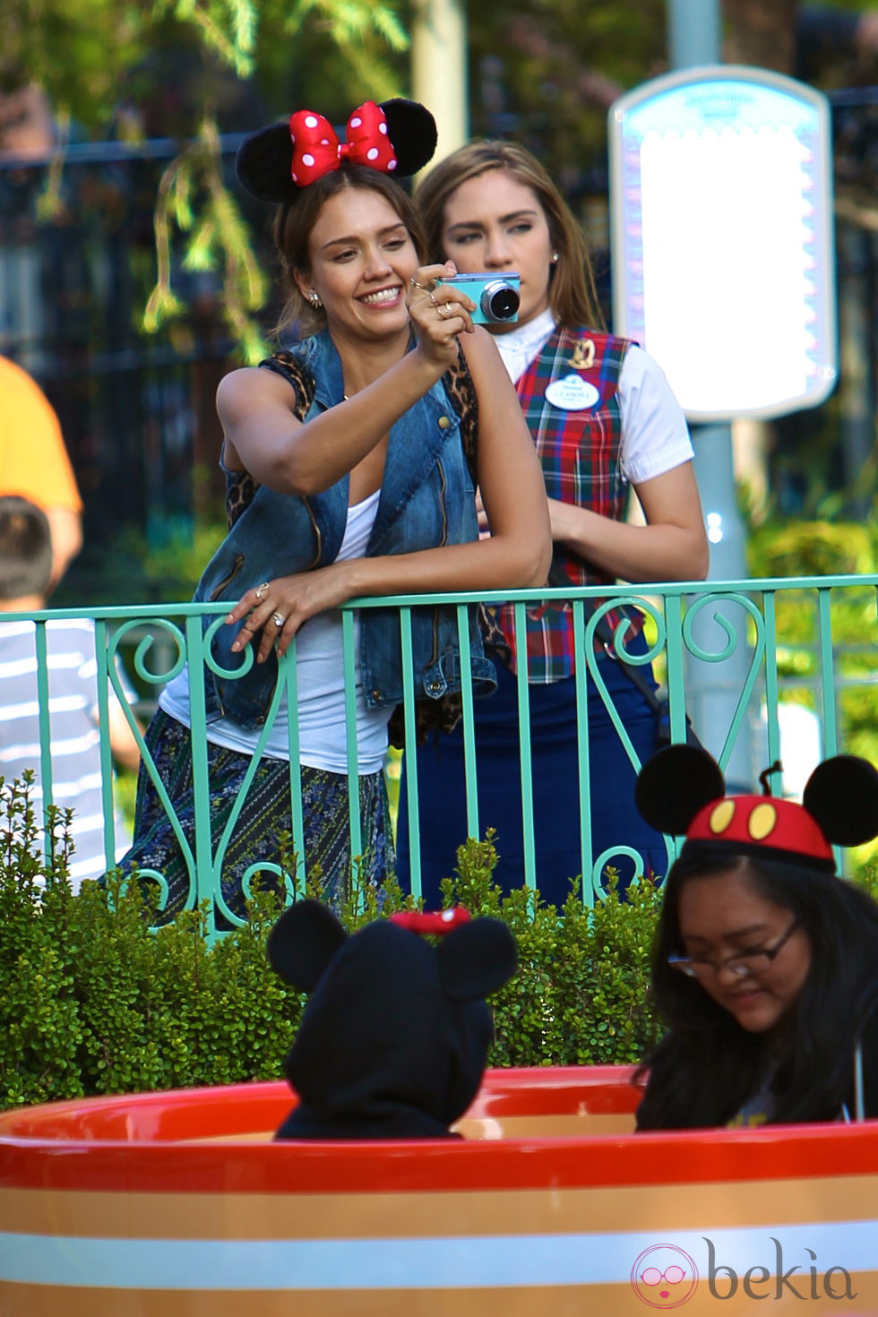 Jessica Alba le hace una fotografía a su hija en Disneyland