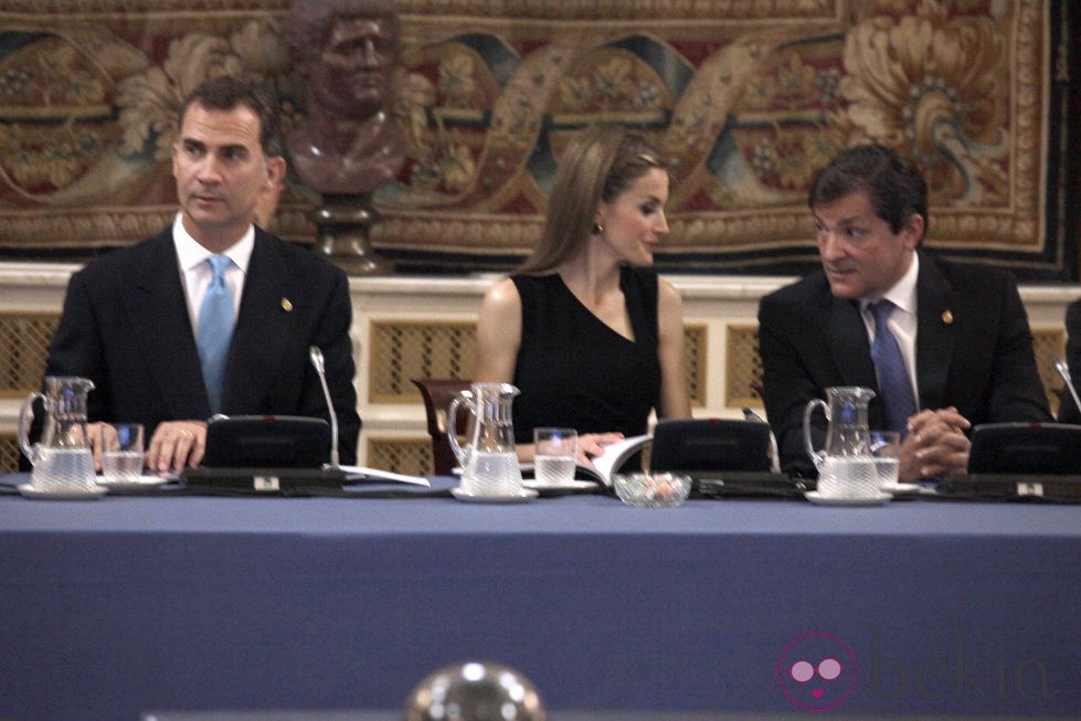 Los Príncipes Felipe y Letizia con el presidente de Asturias en la reunión de los Patronatos de la Fundación Príncipe de Asturias