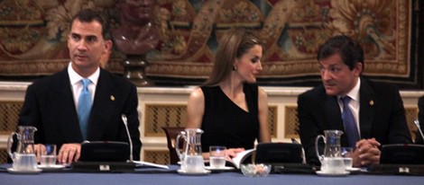 Los Príncipes Felipe y Letizia con el presidente de Asturias en la reunión de los Patronatos de la Fundación Príncipe de Asturias