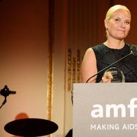 La Princesa Mette-Marit de Noruega recogiendo un galardón en la Inspiration Gala 2014 de amfAR