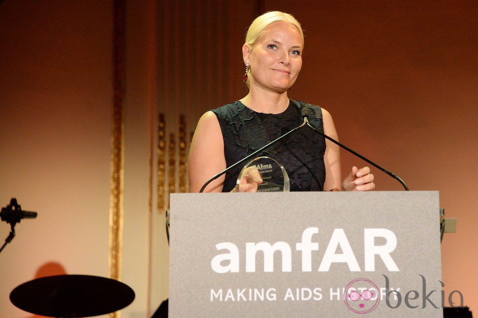 La Princesa Mette-Marit de Noruega recogiendo un galardón en la Inspiration Gala 2014 de amfAR