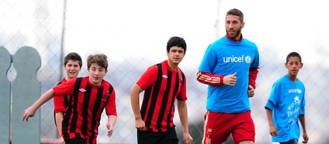 Sergio Ramos jugando un partido de fútbol con jóvenes brasileños como embajador de Unicef