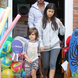 Kourtney Kardashian muestra su embarazo junto a Scott Disick y a su hijo