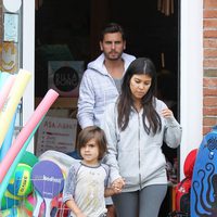 Kourtney Kardashian muestra su embarazo junto a Scott Disick y a su hijo