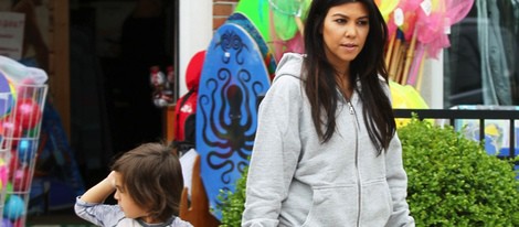 Kourtney Kardashian luce embarazo de la mano de su hijo