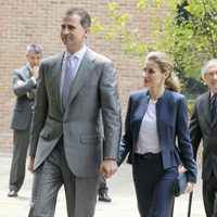 Los Príncipes Felipe y Letizia llegan cogidos de la mano a la Residencia de Estudiantes