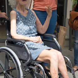 La Duquesa de Alba sale del hospital en silla de ruedas