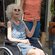 La Duquesa de Alba sale del hospital en silla de ruedas
