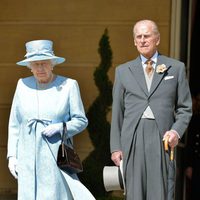 El Duque de Edimburgo el día de su 93 cumpleaños junto a la Reina Isabel