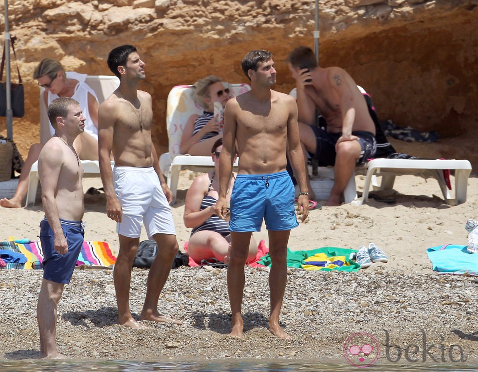 Novak Djokovic disfruta de su despedida de soltero en una playa de Ibiza